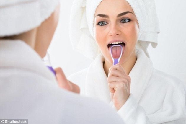 mulher escovando língua