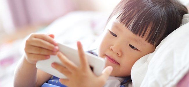 Uso de smartphones e tablets podem prejudicar sono das crianças