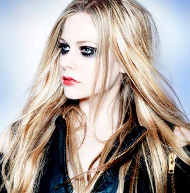 Famosos que cantam em outro idioma Avril Lavigne