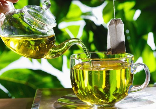 Receitas de enxágue de chá para testar nos cabelos chá verde