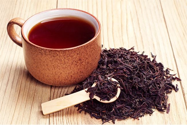 Receitas de enxágue de chá para testar nos cabelos chá preto
