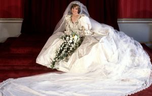 Relembre alguns fatos curiosos sobre o vestido de casamento de Diana