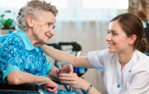 Cuidador de idosos: Saiba como começar a trabalhar na área