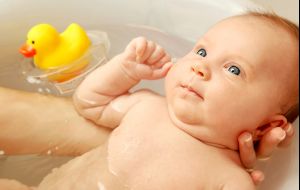 Banho no bebê: Confira dicas para um momento relaxante.