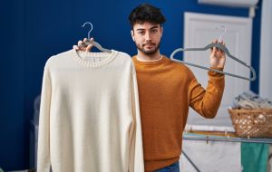 Guarda-roupas masculino: confira dicas de como arrumar e manter a ordem.