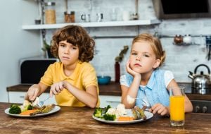 Saiba como incentivar as crianças a provarem novos alimentos