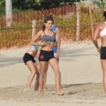Sasha treina vôlei na praia