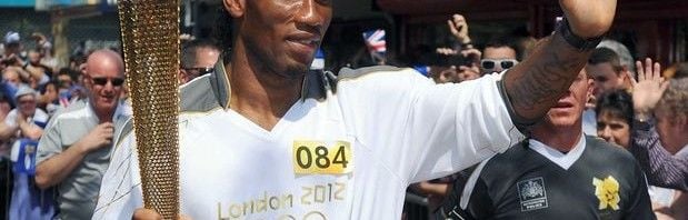 Drogba carrega tocha olímpica pelas ruas de Londres