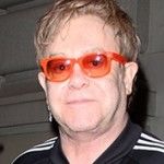 Elton John é hospitalizado