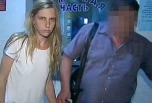 Mulher russa foi presa acusada de atirar seus dois filhos do 15º andar do prédio