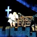 Lady Gaga é atingida por barra de metal durante show