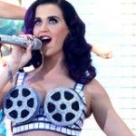 Katy Perry é impedida de usar sutiãs giratórios