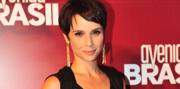 Empresário da atriz Débora Falabella diz que ela passa bem