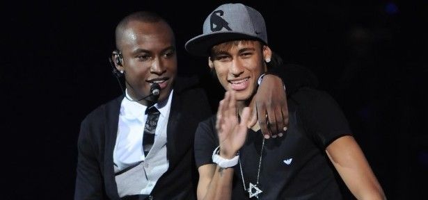 Neymar aproveita Show sozinho de Thiaguinho
