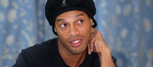 Após audiência no Rio, Ronaldinho treina, mas foge de entrevista coletiva