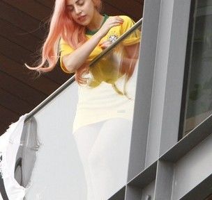 Lady Gaga apareceu na varanda de seu quarto usando uma camisa da Seleção Brasileira de Futebol