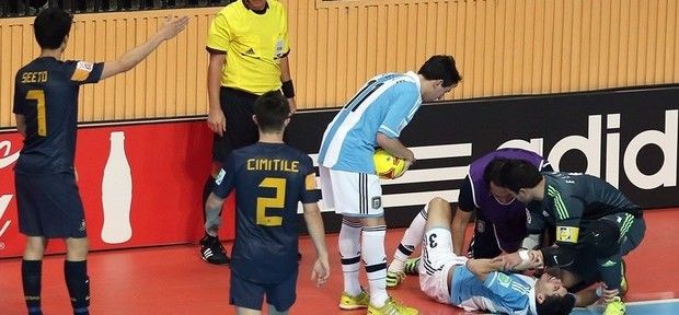 Argentino pisa errado e quebra perna no Mundial de Futsal