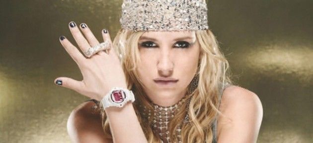 A cantora Kesha criou sutiã feito com os dentes de seus fãs