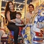 Juliana Paes comemora gravidez com a família na Disney