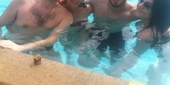 Ainda em recuperação o cantor Pedro Leonardo se diverte na piscina com a família
