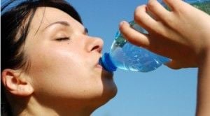 Como beber mais água