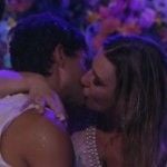 Depois de conversa, André e Fernanda se beijam