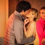 Com os olhos fechados, Nando beija Juliana por engano em Guerra dos Sexos