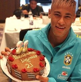 Neymar ganha bolo de aniversário em Londres