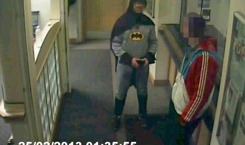 Batman Inglês prende bandido