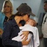Morena retorna ao Brasil com filha nos braços em Salve Jorge