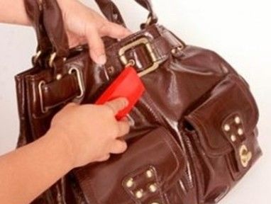 Mulheres devem ter cuidado com a limpeza de suas bolsas