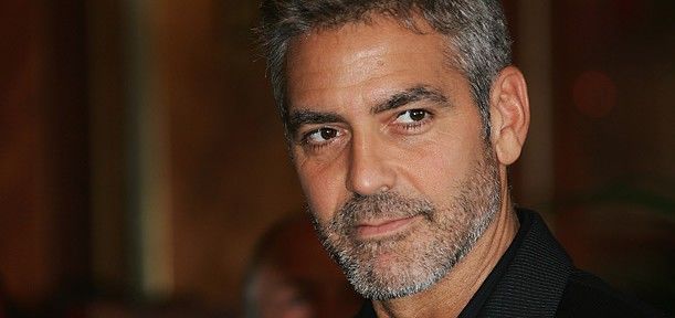 George Clooney revela que segredo de uma boa relação é morar em casas separadas.