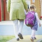 Instituições incentivam pais levar filhos a pé para escola