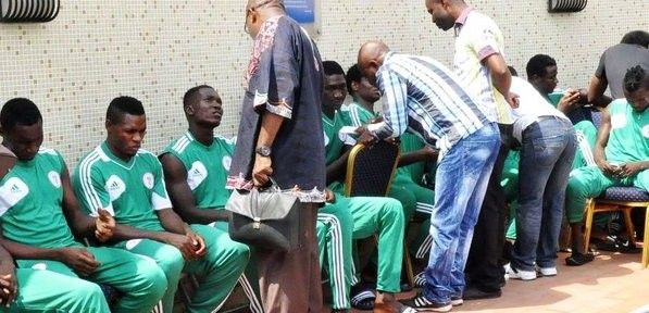 Jogadores da seleção da Nigéria fazem protesto