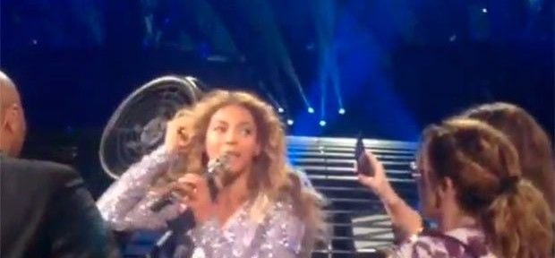 Beyoncé sofre acidente e cabelo fica preso em ventilador