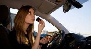 Quase metade das mulheres se maquiam quando estão dirigindo