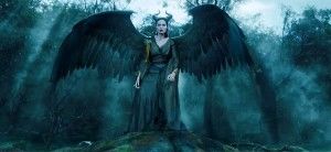 Angelina Jolie ganha asas e corvo vira dragão no 3º trailer do filme ‘Malévola’
