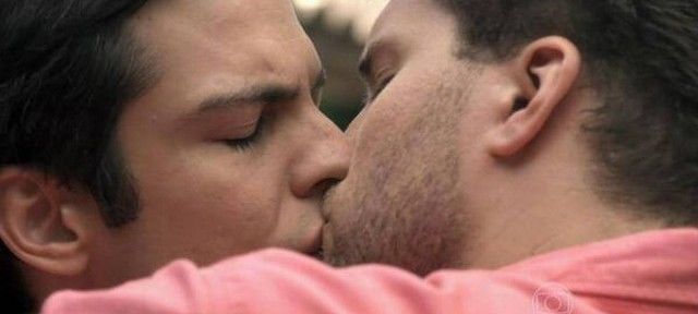 Bruno Gagliasso comemorou beijo gay em 'Amor à Vida'; Cena com ator foi censurada em 2005