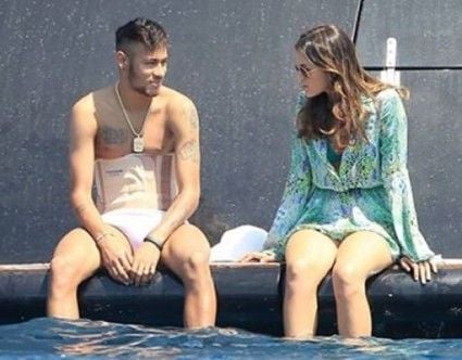 Bruna Marquezine e Neymar são tietados em Ibiza (Espanha) e jogador mostra cinta lombar