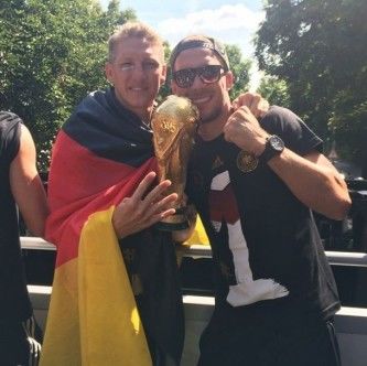 Festa na Alemanha com a taça da Copa do Mundo 2014 nos olhos (e lentes) de Lukas Podolski
