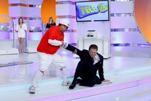 Silvio Santos cai durante sorteio da Tele-Sena e sofre ferimentos