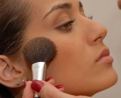 Dicas de maquiagem passo-a-passo para blush, de acordo com a pele e o formato do rosto