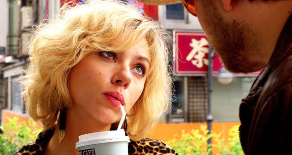 Em cartaz no cinema com o filme 'Lucy', Scarlett Johansson vira sinônimo de heroína