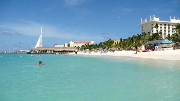 Aclamada por casais em lua de mel, Aruba também se revela paraíso para solteiros