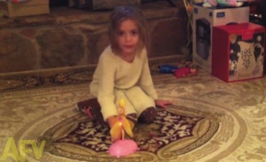 Vídeos engraçados: garotinha apresenta sua nova boneca em gravação, mas, algo dá errado - veja