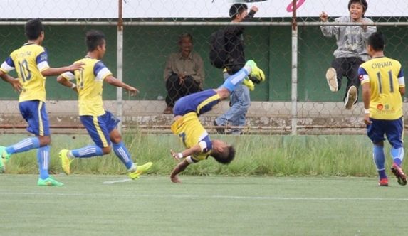 Tragédia no futebol - jogador indiano morre após comemorar gol 
