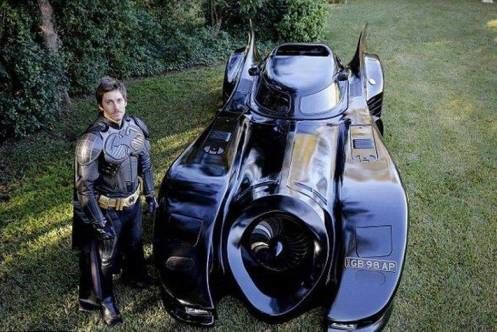 Batman Australiano? Homem constrói réplica perfeita do "Batmóvel" de 1989 - veja
