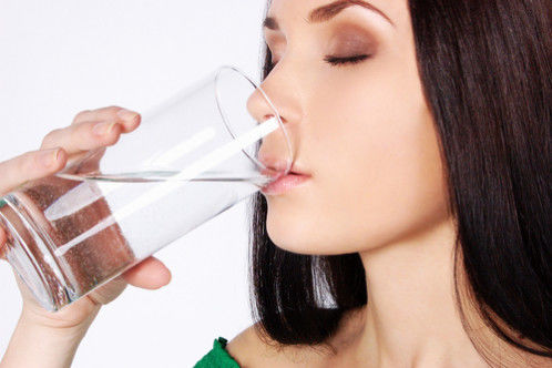 Beber água em jejum - veja porque você deveria adotar esse hábito
