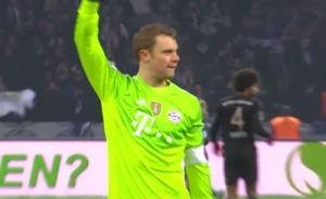 Finalista do prêmio "Bola de Ouro", goleiro Neuer desafia a gravidade em vídeo - veja
