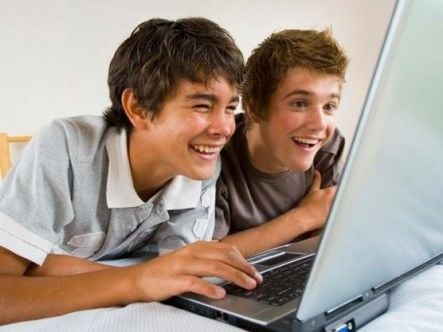 Ensine seu filho adolescente a se relacionar com segurança na internet - veja dicas